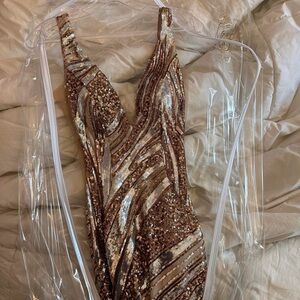 Jovani prom dress 22314 gold and silver sequin vneck open back Size 00